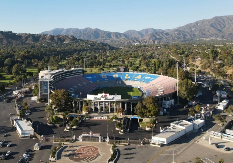 aeriel view of the rose bowl stadium in Pasadena