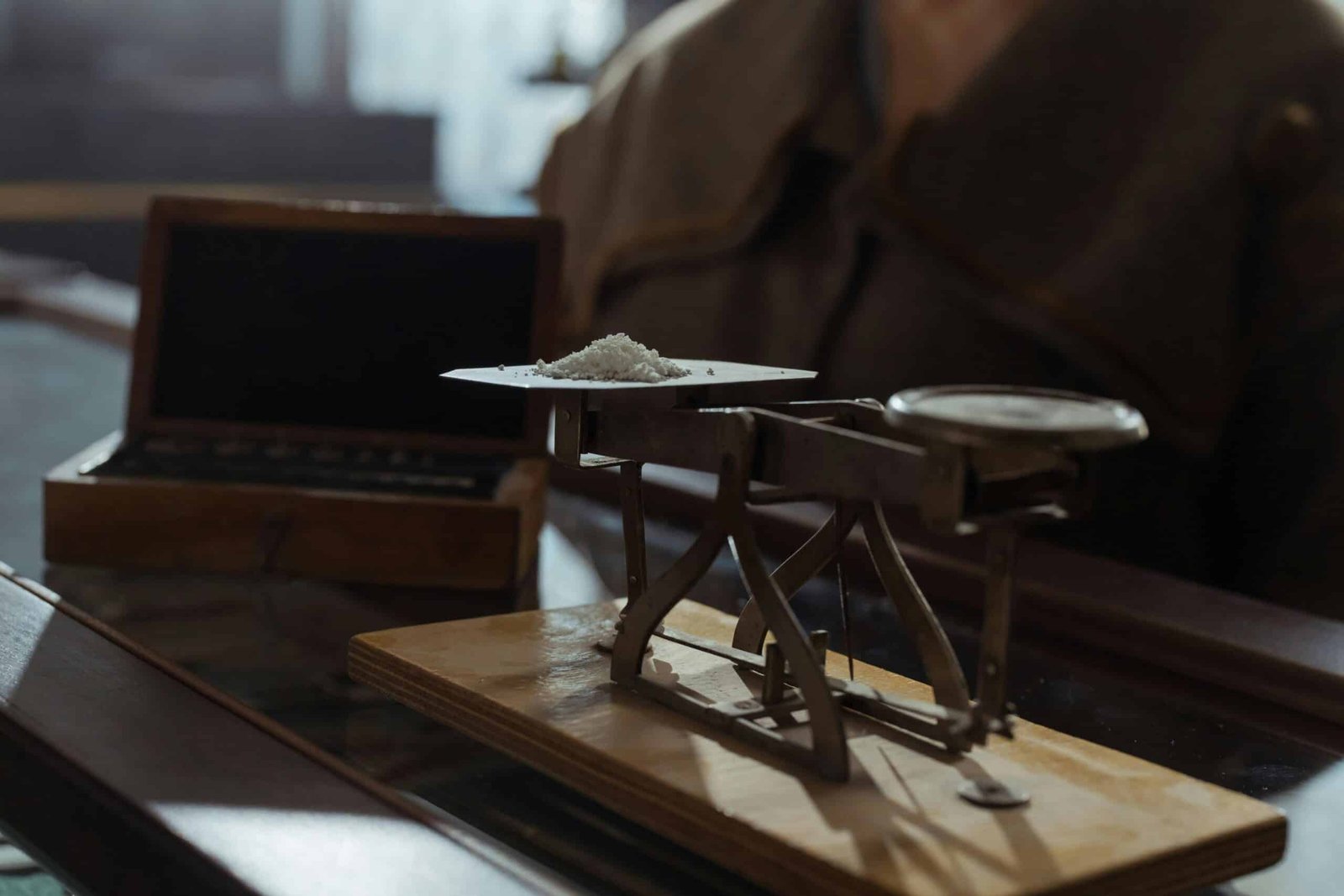 a side view of a scale with powder on each side as a metaphor for knowing how to price your home to sell